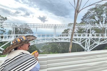 Foto | Freddy Arango | LA PATRIA El puente de cristal que se construye en el barrio Chipre, cerca a la Mediatorta, se roba las miradas de transeúntes durante la Feria