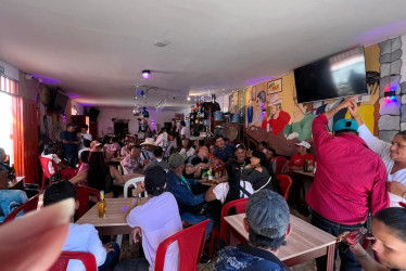 El tradicional sonido de la batería, con sus timbales y bombos, retumba desde el Bar Azul y Rojo, ubicado en la plaza de mercado del municipio.