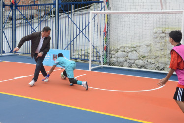En la entrega de la nueva cancha del barrio Las Américas hubo saque de honor. El alcalde, Jorge Eduardo Rojas, lo hizo con los niños del semillero del barrio. Definió de ‘taquito’, pero no le salió.