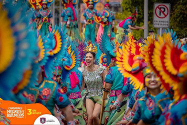 La jornada reunió a más de 2.000 artistas, entre músicos, actores y bailarines, agrupados en 13 colectivos coreográficos que durante todo el año preparan sus montajes para presentarlos en el inicio del carnaval.