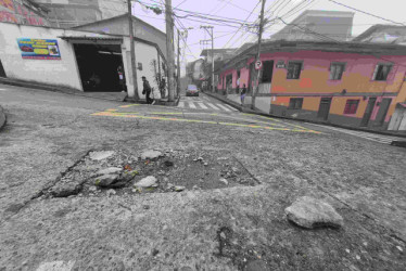 Habitantes del barrio Las Américas, por la calle 12, solicitaron al alcalde, Jorge Eduardo Rojas, la reparación de un hueco ubicado en la esquina del polideportivo
