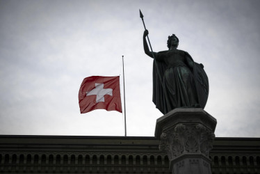 Una bandera suiza ondea a media asta en el palacio federal de Berna por las víctimas del incendio registrado en la estación de esquí de Crans-Montana, en el que fallecieron al menos 40 personas y 115 resultaron heridas.