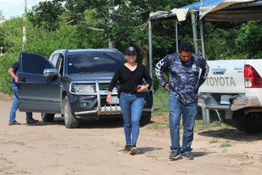 Investigadores policiales inspeccionan una zona, en La Guardia (Bolivia).
