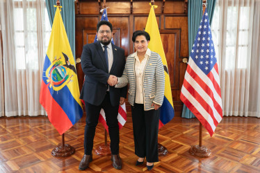 Fotografía cedida por el Ministerio de Relaciones Exteriores de Ecuador que muestra al subsecretario de Guerra para Asuntos del Hemisferio Occidental del Departamento de Guerra de Estados Unidos, Joseph M. Humire (i), y la ministra de Relaciones Exteriores y Movilidad Humana de Ecuador, Gabriela Sommerfeld, durante la visita del funcionario estadounidense al Palacio de Najas en Quito (Ecuador).