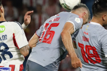 Los veteranos Hugo Rodallega y Teófilo Gutiérrez anotaron los goles del empate 1-1 en la ida de la Superliga entre Junior y Santa Fe.