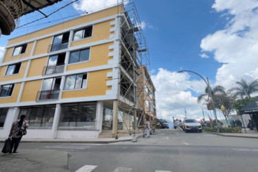 Del viejo edificio que ha albergado la Alcaldía por casi 50 años, en la Plaza de Robledo, poco queda.