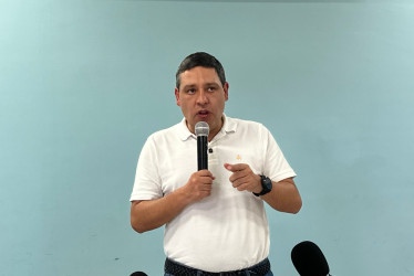 El candidato presidencial Mauricio Lizcano inició su gira nacional por La Dorada (Caldas), donde propuso el dragado del río Magdalena para impulsar la productividad de la región.