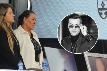 Luz Mery Galeano (der.), madre del cantante Yeison Jiménez, compartió su dolor en Día a Día. Pide respeto por su duelo y el legado del artista. En la foto la acompaña Sonia Restrepo, su nuera, en el homenaje al artista caldense en su natal Manzanares.