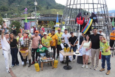 Con creatividad y alegría, Manzanares despidió el 2025 con el desfile y concurso de años viejos.