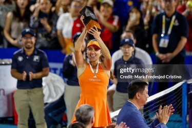 María Camila Osorio celebra con el trofeo del WTA 125 en Manila.