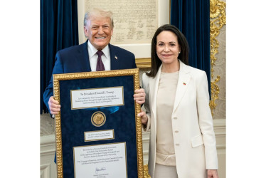 La líder opositora venezolana le obsequió la medalla del Premio Nobel de Paz 2025, ganado por ella, al presidente de Estados Unidos, Donald Trump.