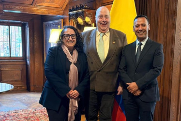 Daniel García-Peña (centro), embajador de Colombia en Estados Unidos, junto al ministro de Defensa, Pedro Sánchez, y la viceministra de Justicia, Marcela Tovar, este miércoles en Washington.