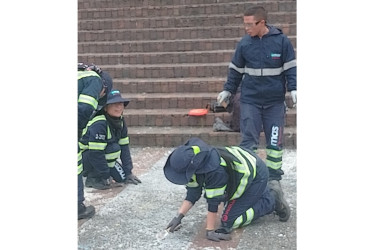 A operarios de Emas les resultó tremenda tarea. Resulta que parte del piso de la Plaza de Bolívar quedó impregnado de parafina tras la velatón por Yeison Jiménez.