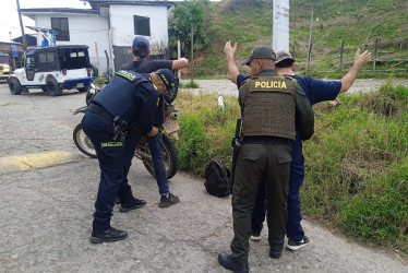 Durante los controles, la Policía decomisó 144 armas cortopunzantes y 2 de fuego.