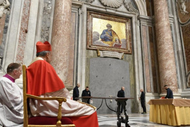 El cardenal Mauro Gambetti, arcipreste de la basílica de San Pedro, presidió el rito que concluye el sellado de las cuatro Puertas Santas de las basílicas papales de Roma. En el interior del muro se colocó un cofre de bronce que guarda las memorias del Año Santo.