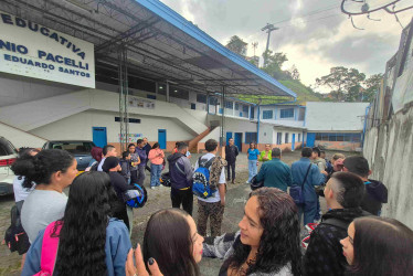 Este lunes (19 de enero) regresaron a clases los estudiantes del Calendario A, y se dio la reapertura de la sede Eduardo Santos del colegio Eugenio Pacelli, que permaneció cerrada por tres años. Ahora esa escuela pasó a llamarse sede A Camilo Torres del colegio Santo Domingo Savio, queda ubicada en el barrio del mismo nombre, en el Suroriente de la ciudad.  