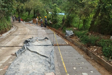 La construcción avanza en el corredor vial que conecta San Juan con el centro histórico de Marmato, Caldas.