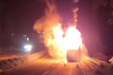 El incendio ocurrió en una via del Eje Cafetero 