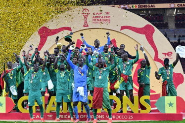 La selección de Senegal se coronó campeona de la Copa África tras vencer en la final a la anfitriona, Marruecos, en un partido polémico que se extendió por 2 horas.
