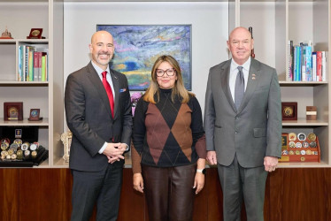 Terrence Cole (i), director de la DEA, reunido en Bogotá la fiscal General de Colombia, Luz Adriana Camargo, y el embajador de Estados Unidos en Colombia, John McNamara.
