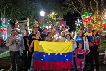 Venezolanos residentes en Riosucio salieron al parque de San Sebastián a manifestar su alegría.