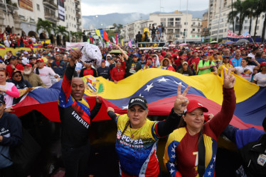 Personas sostienen una bandera durante una manifestación este viernes, en Caracas (Venezuela).