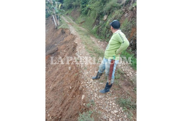 Varios derrumbes ocasionados por las fuertes lluvias recientes causaron la pérdida de banca en una vereda del Occidente de Caldas. La comunidad intervendría la vía.