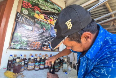 En la vereda Pueblo Viejo, zona rural de Riosucio (Caldas), botellas de vino artesanal permanecen enterradas hasta por 30 meses como parte de un proceso tradicional de fermentación. 