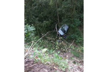 El lesionado alcanzó a saltar de su vehículo, que rodó cerca de 120 metros.