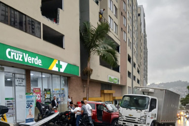 La mujer lesionada logró salir caminando, con ayuda de personas que pasaban por el lugar.