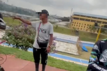 Según testigos, el señalado aseguró trabajar para la Alcaldía, pero negaron vínculo con él. La Policía trata de identificarlo.