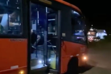 El asaltante accionó su arma mientras estaba en el bus con la fortuna de que el disparo impactó contra el parabrisas. 