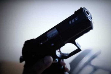 Según la Fiscalía, los hermanos apuñalaron y le dispararon con arma traumática a su víctima.