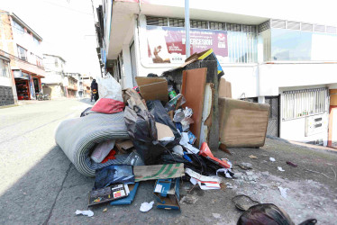 Tiran basuras en calles de Villamaría