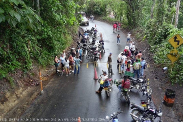 Con bloqueos intermitentes, los habitantes de la inspección de Isaza reclaman una mesa de trabajo presencial con el alcalde de Victoria y la Gobernación de Caldas. 
