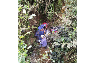  Al recibir una llamada de emergencias de la zona rural, lo primero que hace el Cuerpo de Bomberos Voluntarios de Risaralda es solicitar prestada una camioneta 4x4 a la Alcaldía