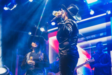 Nikol cumplió su sueño y cantó con Yeison Jiménez en la Carpa Olé, durante la Feria de Manizales. Él y Camilo Cifuentes le hicieron un regalo especial.