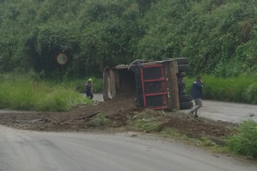 El conductor no tiene lesiones de consideración. El Cuerpo de Bomberos Voluntarios de Chinchiná atendió la situación.
