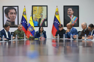 Delcy Rodríguez (c), hablando en una reunión este domingo, en Caracas (Venezuela).