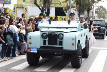 El desfile de carros antiguos también reunió público durante el recorrido que hizo el pasado 10 de enero. 