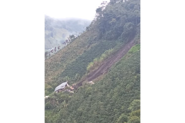 Tres personas que habitaban la vivienda lograron salir con vida.