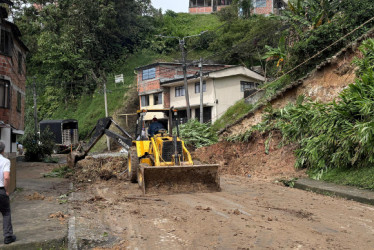 Maquinaria amarilla se encargó de retirar la caída de capa vegetal y tierra en el barrio Los Álamos para habilitar la vía. 