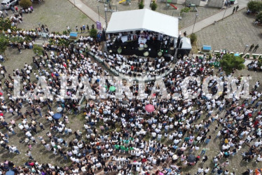 Miles de personas llegaron al parque principal de Manzanares para darle el último adiós a Yeison Jiménez.