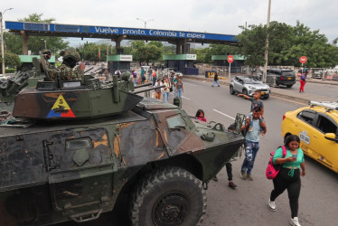 Integrantes del Ejército colombiano llegan este sábado al puente internacional Simón Bolívar que une a las ciudades de Cúcuta y Villa del Rosario (Colombia) con las ciudades de San Antonio y San Cristóbal del Estado Táchira (Venezuela). 