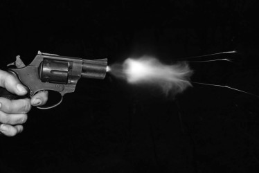 Este hecho se presentó en el barrio Ciudad Alegría, donde se encontraba departiendo en vía pública, cuando resultó lesionado por impacto de proyectil de arma de fuego