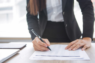 Las dos mujeres son señaladas de firmar documentos a nombre de un hombre moribundo. Indemnizaron a las víctimas.