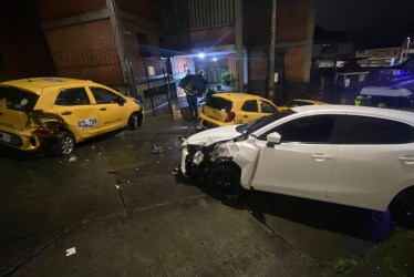 El vehículo particular chocó con tres taxis y al conductor lo capturaron por tráfico de estupefacientes.