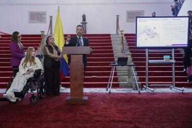El ministro de Defensa de Colombia, Pedro Sánchez (c), habla durante una rueda de prensa este martes, en Bogotá (Colombia). El Gobierno de Colombia propuso al de Ecuador reunirse el miércoles en Panamá
