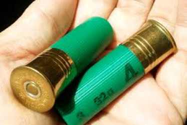 Los uniformados revisaron el Sandero y en la bodega encontraron la munición. El conductor del automóvil indicó que eso le pertenecía al de la moto, quien terminó judicializado.