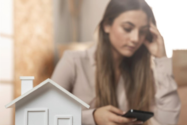 La propiedad que pretendía adquirir la mujer tenía dos hipotecas y un embargo.